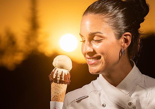 Inés Vega posa con el helado con el que ganó el mejor sabor de España.