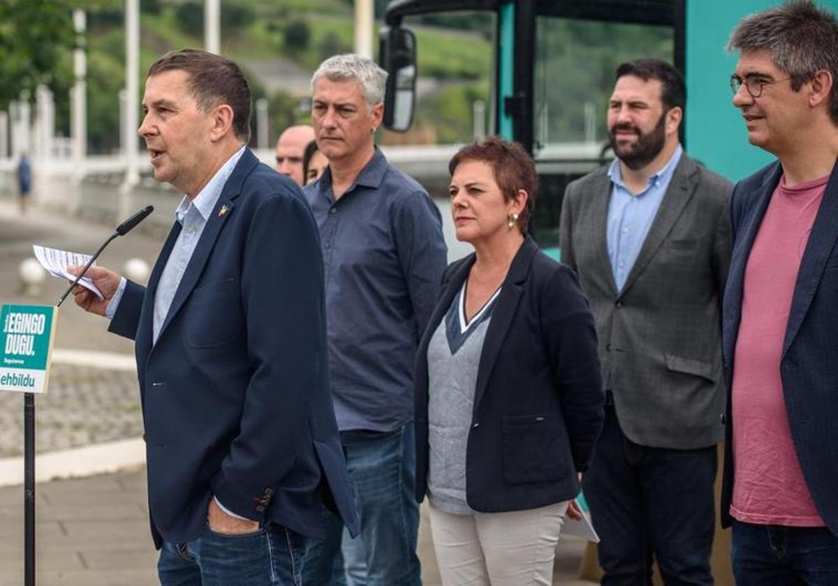 Otegi con los candidatos de EH Bildu.