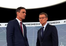 Pedro Sánchez y Alberto Núñez Feijóo, momentos antes de dar inicio el debate entre ambos candidatos.