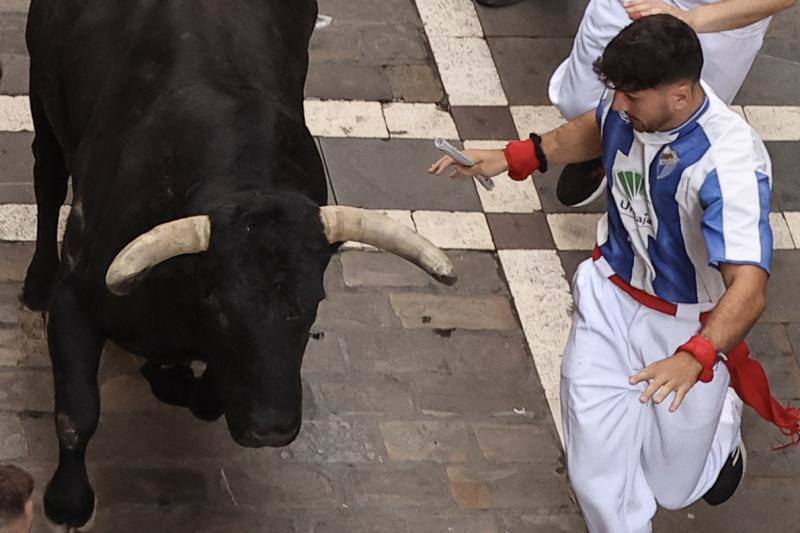 El sexto encierro de San Fermín, en imágenes