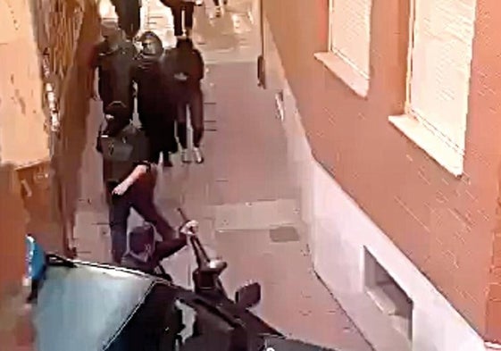 Momento de la detención de la mujer residente en Tudela del Duero acusados de delitos de terrorismo.