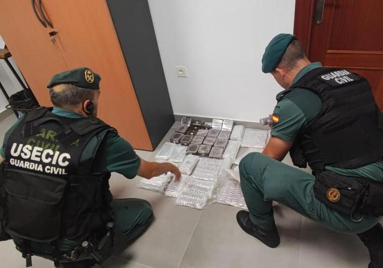 Tira 19 kilos de hachís por la ventanilla al ver a la Guardia Civil en Granada