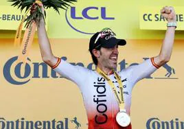 Ion Izagirre celebra en el podio su victoria en la duodécima etapa del presente Tour.
