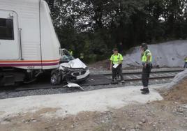 El coche siniestrado en el que viajaban las víctimas.