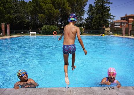 Imagen secundaria 1 - 1. Una peregrina recién hallada se dirige al albergue. 2. Tres niños se divierten en la piscina municipal. 3. Las esclusas del Canal de Castilla son uno de los principales atractivos de Frómista.