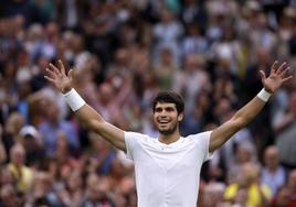 Carlos Alcaraz celebra el pase a su primera final de Wimbledon.