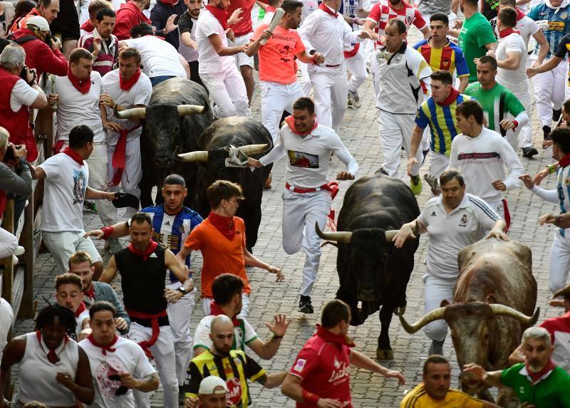 Los toros de la histórica ganadería de Miura han cerrado este viernes los encierros de San Fermín de este año con una carrera rápida y sin heridos por asta.