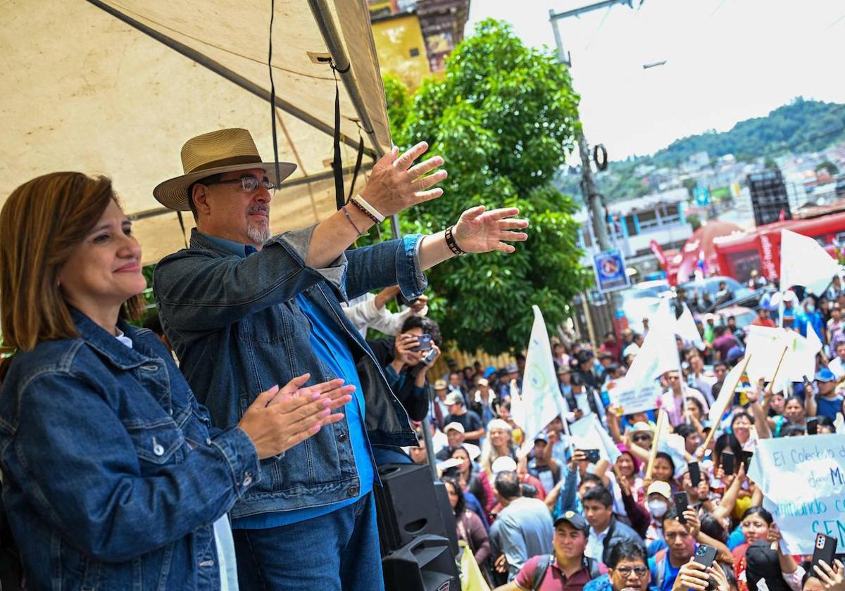 El candidato presidencial guatemalteco Bernardo Arévalo durante el lanzamiento de su campaña para la segunda vuelta electoral