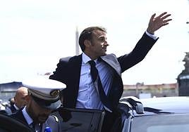 El presidente francés, Emmanuel Macron, saluda en el desfile de la Fiesta Nacional.