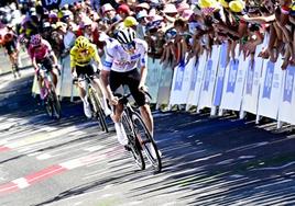 Tadej Pogacar, por delante de Jonas Vingegaard en la subida al Grand Colombier.