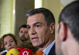 El presidente del Gobierno, Pedro Sánchez atiende a los medios a su llegada a un acto este viernes en el Círculo de Bellas Artes de Madrid.