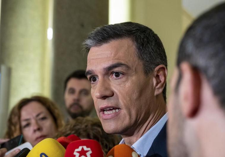 El presidente del Gobierno, Pedro Sánchez atiende a los medios a su llegada a un acto este viernes en el Círculo de Bellas Artes de Madrid.