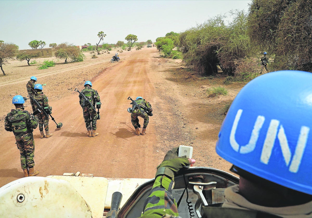 Cascos azules de Minusma proceden al desminado de una carretera.