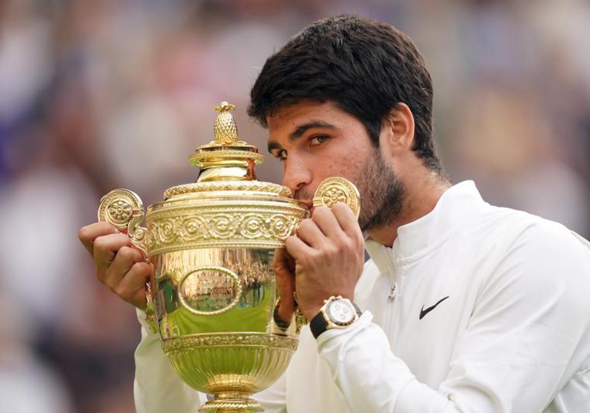 Alcaraz besa el trofeo de campeón.