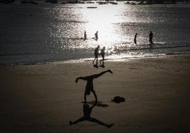 Un hombre hace ejercicio a primera hora de este viernes en la playa de Ondarreta, en San Sebastián.