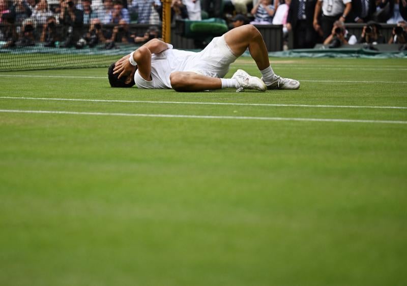 Alcaraz se tira al suelo tras lograr el punto ganador en Wimbledon