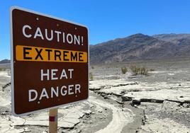 Un letrero advierte sobre el calor extremo en el Valle de la Muerte, en California.