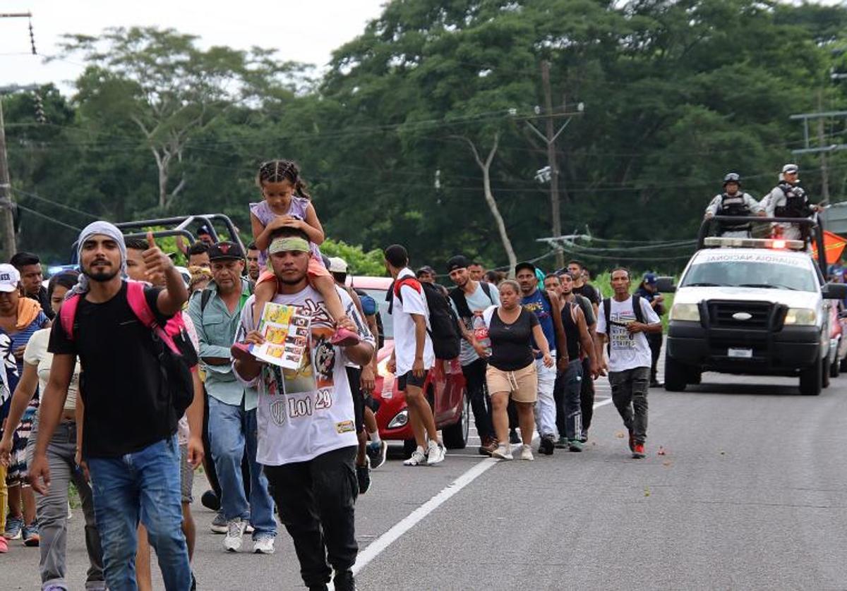 Migrantes caminan en caravana en la ciudad mexicana de Tapachula para intentar llegar a EE UU.