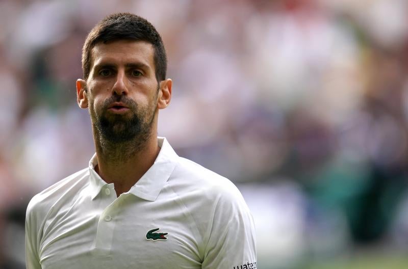 Djokovic resopla después de que Alcaraz le ganara dos sets seguidos