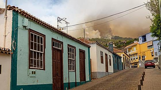 Tratan de evitar que las llamas se internen en el parque de la Caldera de Taburiente