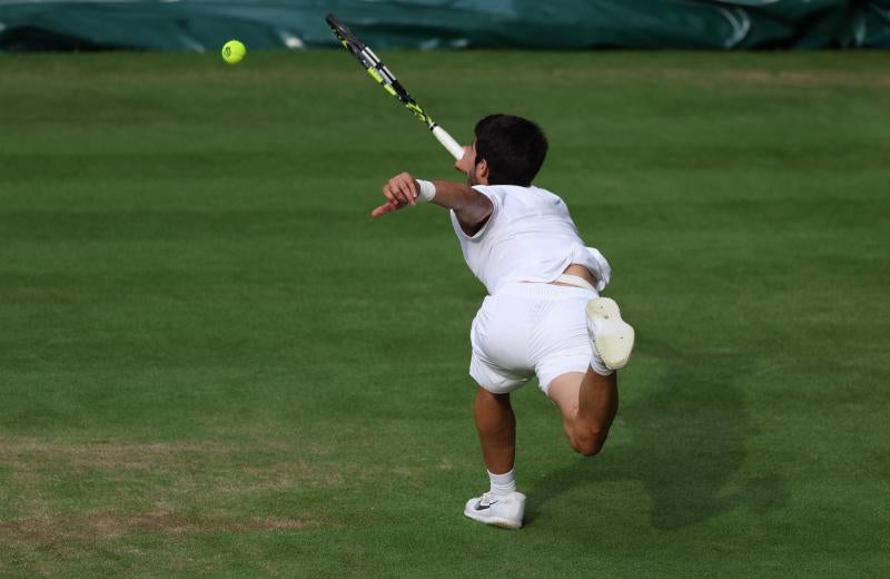 Alcaraz lucha todas las bolas imposibles que le plante Djokovic