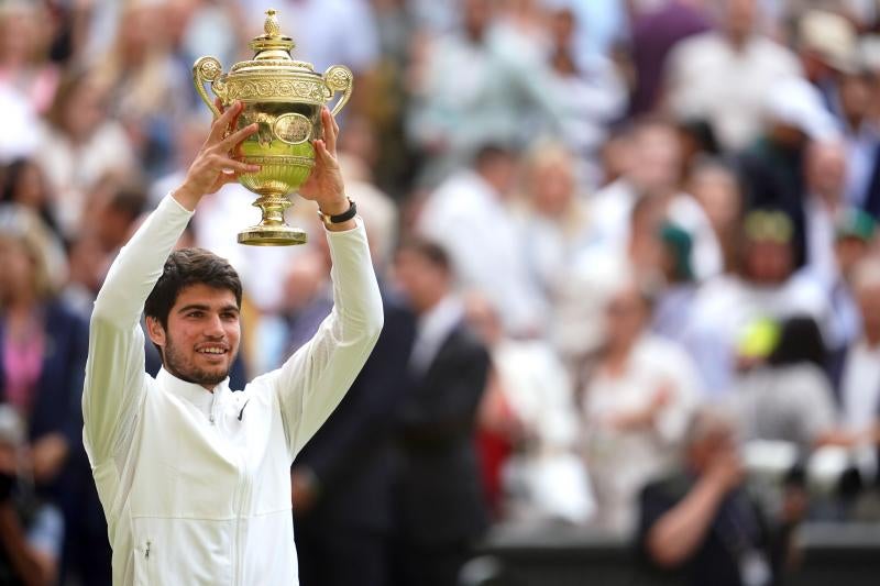 Alcaraz levanta el trofeo de ganador de Wimbledon