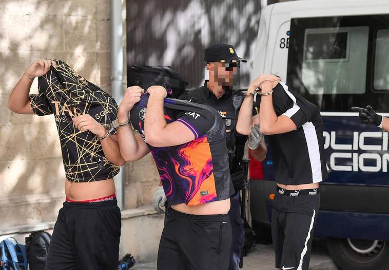 Prisión para cinco de los seis turistas detenidos por violar a una joven en Palma
