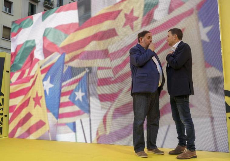 Junqueras y Otegi se conjuran para conseguir la autodeterminación y seguir «obligando» al PSOE a pactar a su izquierda