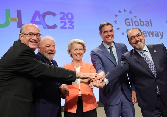 Líderes europeos y latinoamericanos en el marco de la cumbre UE-CELAC en Bruselas