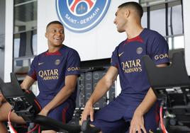 Kylian Mbappé pedalea en una bicicleta estática junto a Achraf Hakimi en su vuelta al trabajo.