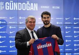 Ilkay Gündogan, junto a Joan Laporta en su presentación como jugador del Barça.