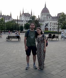 Imagen secundaria 2 - Parlamento iluminado desde el paseo en barco por el Danubio y, abajo, el Szimpla Kert, el pub en ruinas por excelencia en Budapest.