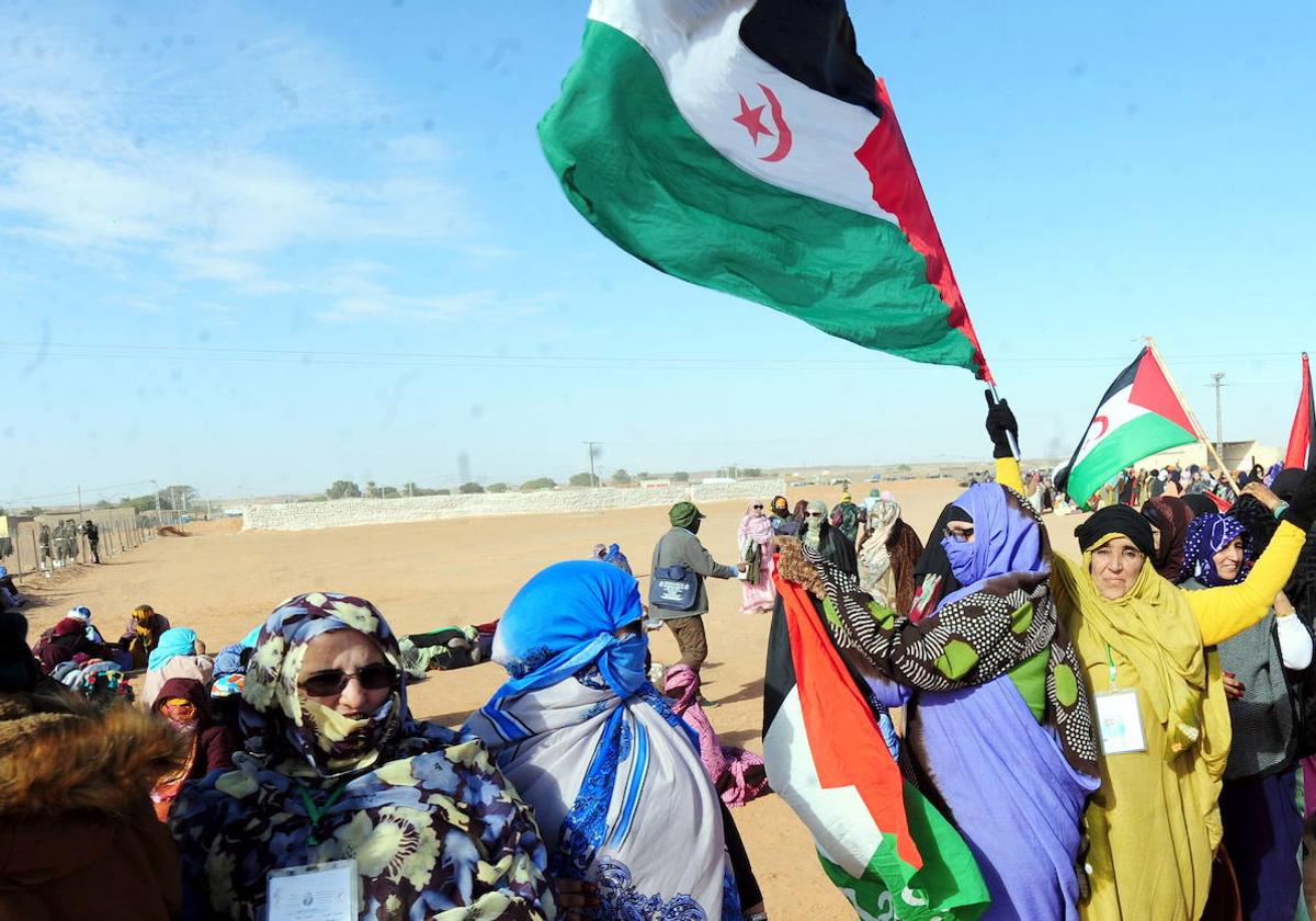 Mujeres saharahuis reciben con banderas a los participantes de un congreso del Frente Polisario celebrado el pasado año en Dakhla.