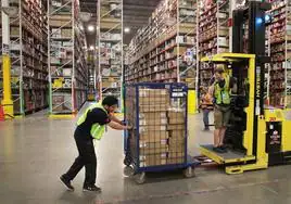 Trabajadores en un almacén de Amazon.