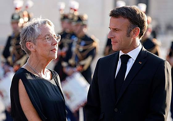 La primera ministra Élisabeth Borne y el presidente francés, Emmanuel Macron.