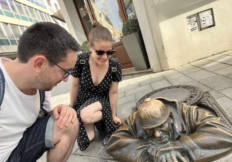 Las originales estatuas callejeras de Bratislava son un imprescindible en la ciudad. En la fotografía, la más famosa, la de Cumil, un obrero que sale de la alcantarilla y observa a los viandantes.