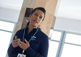 Minna Epps explica en Encuentro de los Mares los hábitats marinos.