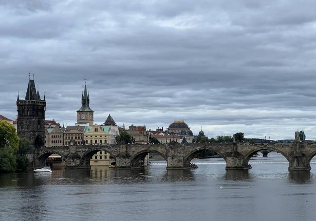 Vista del puente de Carlos, el más viejo de Praga, que atraviesa el río Moldava desde la Ciudad Vieja a la Ciudad Pequeña.