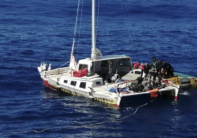 La catamarán que naufragó en oceáno Pacífico con el marinero australiano y su mascota a bordo.