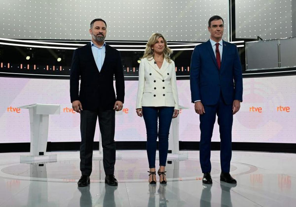 Los candidatos a la presidencia del Gobierno, Santiago Abascal, Yolanda Diaz y Pedro Sánchez, antes del inicio del debate electoral.