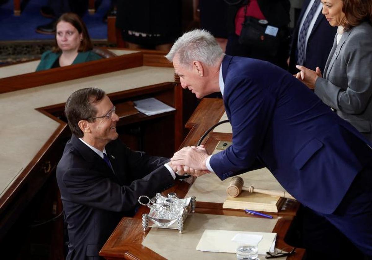 El presidente de la Cámara de Representantes de EE UU, Kevin McCarthy, saluda al presidente de Israel, Isaac Herzog.