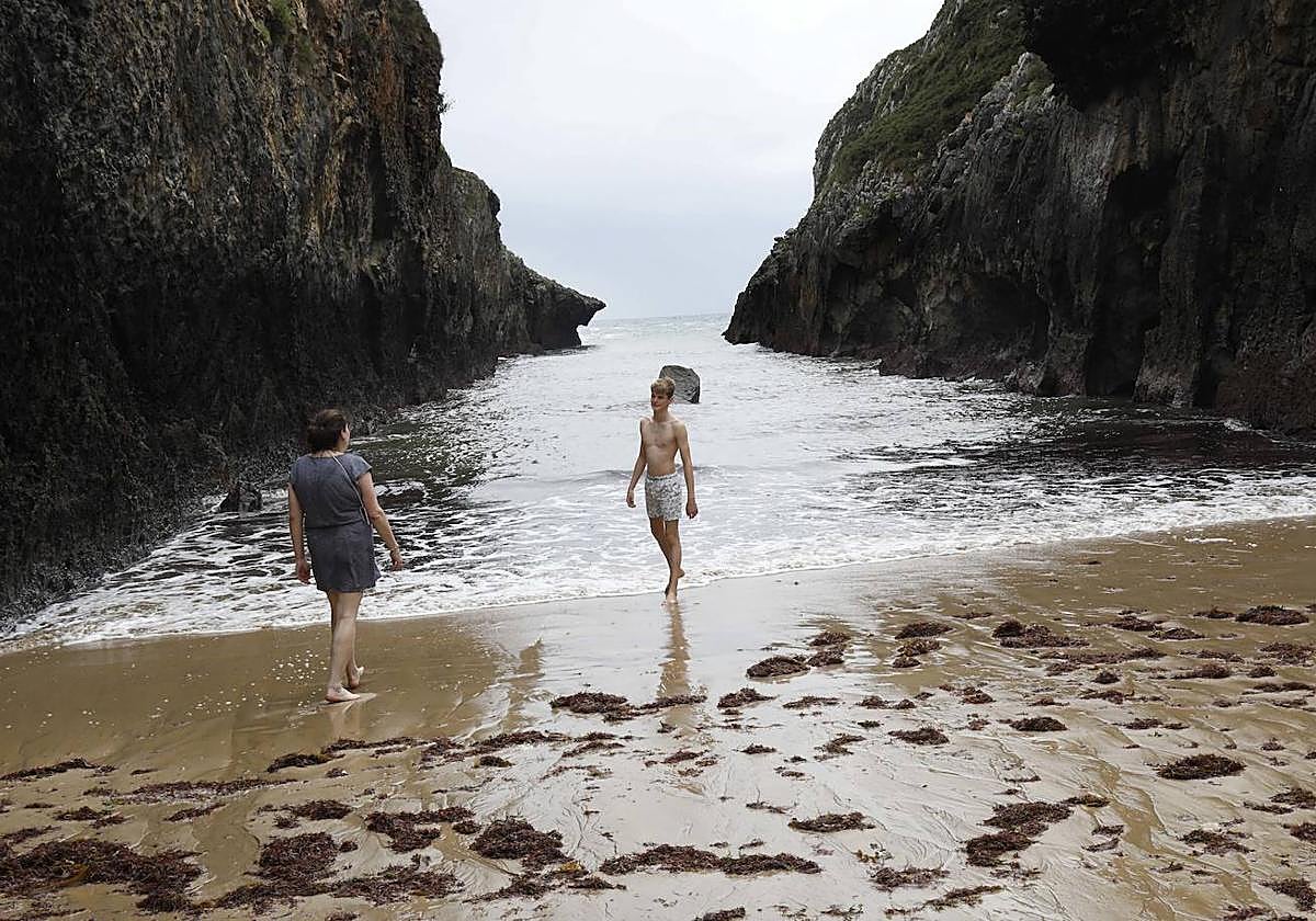 Natalia y David, dos turistas disfrutando d la playa de La Canal.