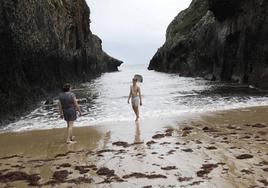 Natalia y David, dos turistas disfrutando d la playa de La Canal.