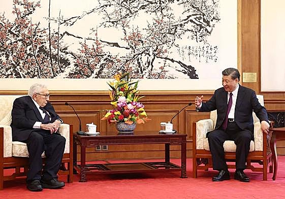 El presidente chino, Xi Jinping, y el exjefe de la diplomacia de Estados Unidos Henry Kissinger en Pekín