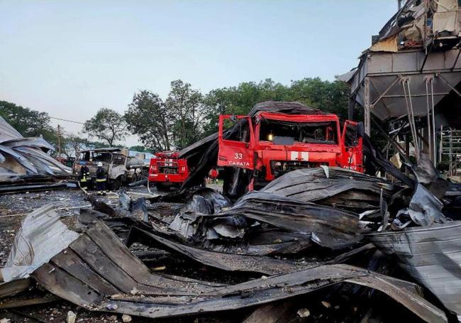 El silo destruido en Odessa, donde estacionaban además varias dotaciones de bomberos.