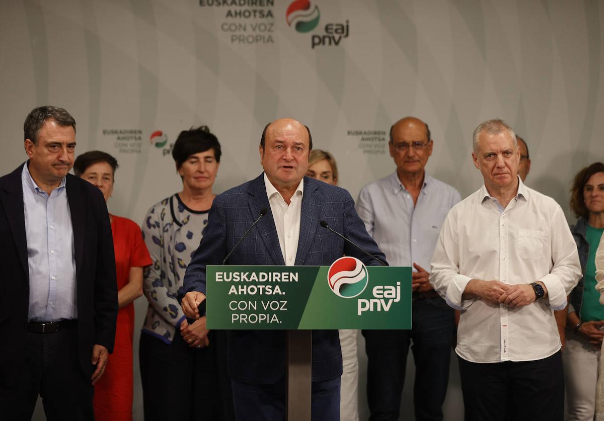 El presidente del PNV Andoni Ortuzar (c) junto al portavoz en el congreso y candidato de esta formación Aitor Esteban (i) y el lehendakari Iñigo Urkullu.