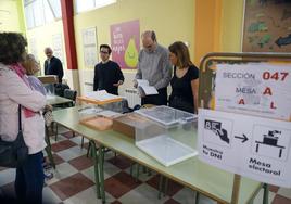 Los componentes de una mesa se preparaban para la apertura de un colegio electoral en la elecciones del 28-M.