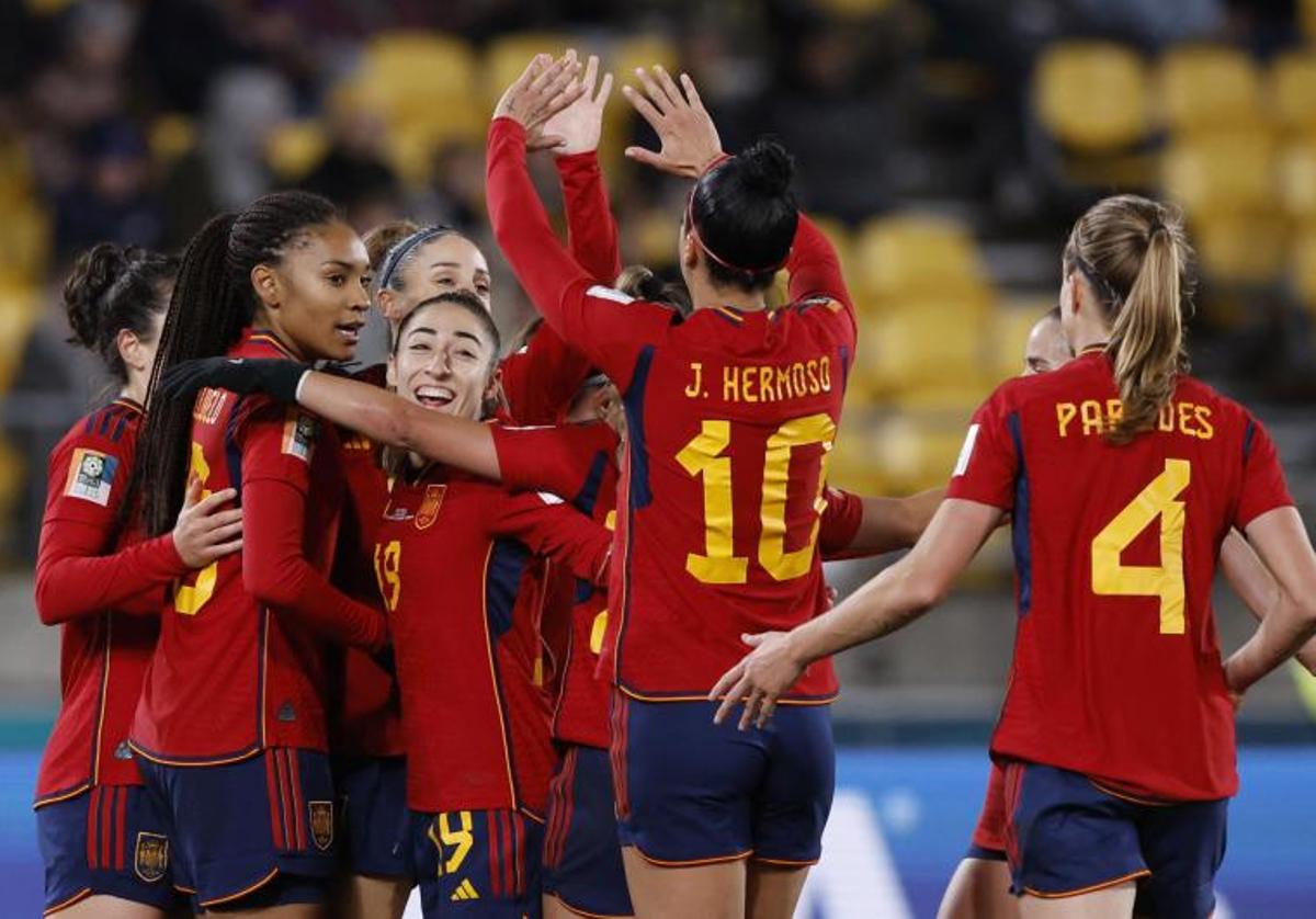 Las internacionales españolas festejan el gol de Esther González.