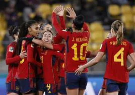 Las internacionales españolas festejan el gol de Esther González.