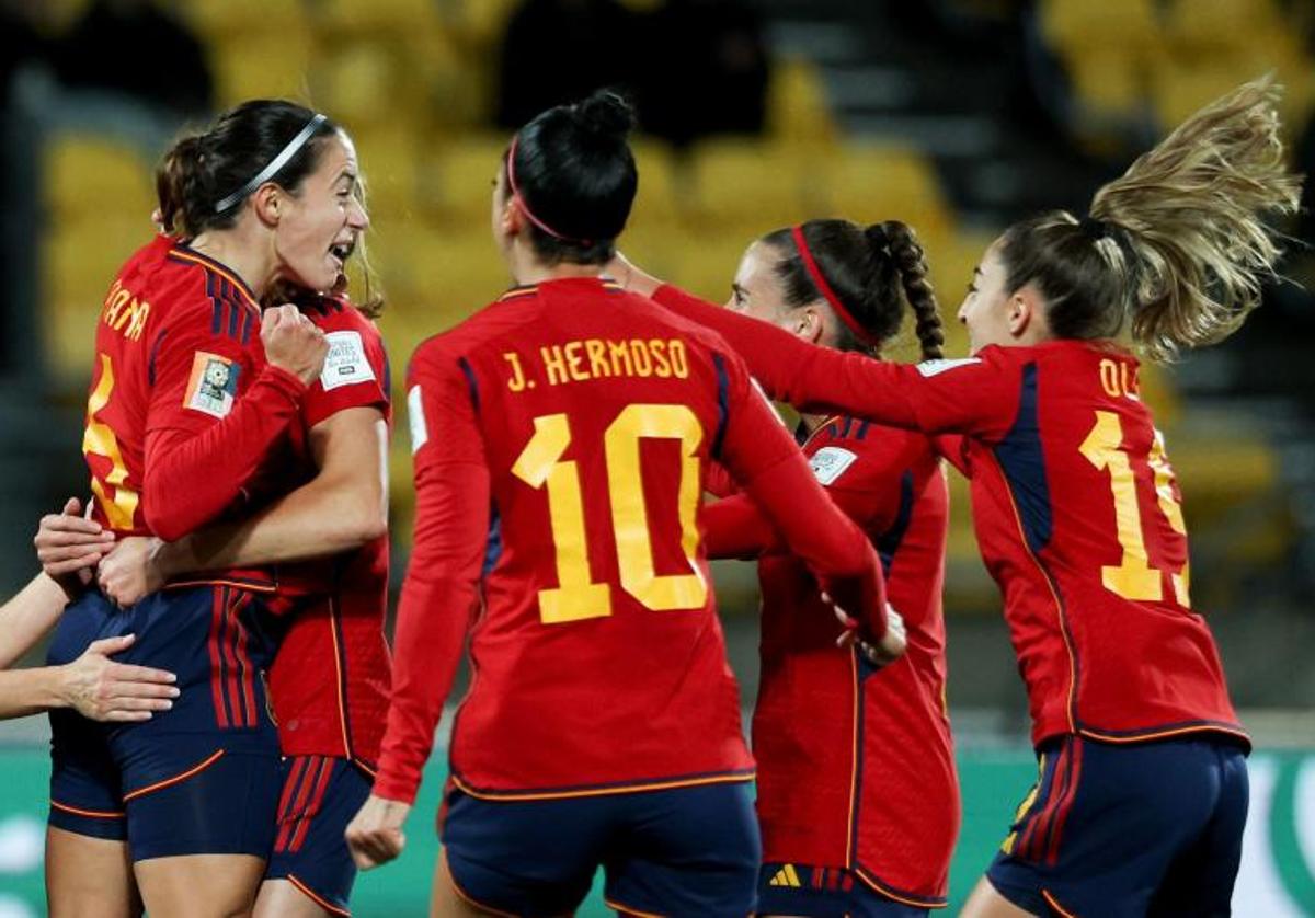 Las jugadoras de España celebran el gol de Aitana Bonmatí.